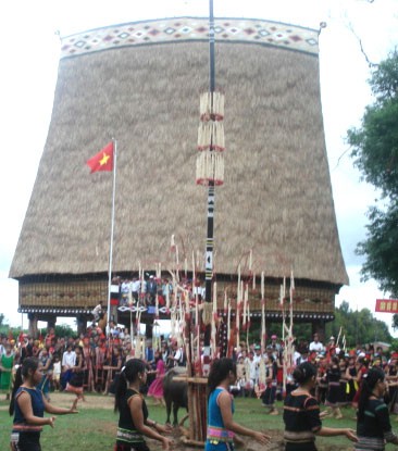 Rong House of Ba Na ethnic people  - ảnh 1